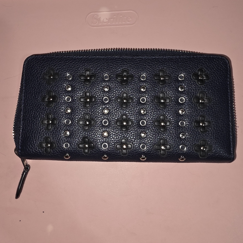 COACH NAVY BLUE WALLET WITH DAISY RIVETS GUC